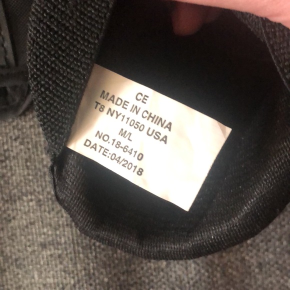 Bought another set don’t need 2, scratch on 1 knee pad otherwise almost perfect - Picture 2 of 3